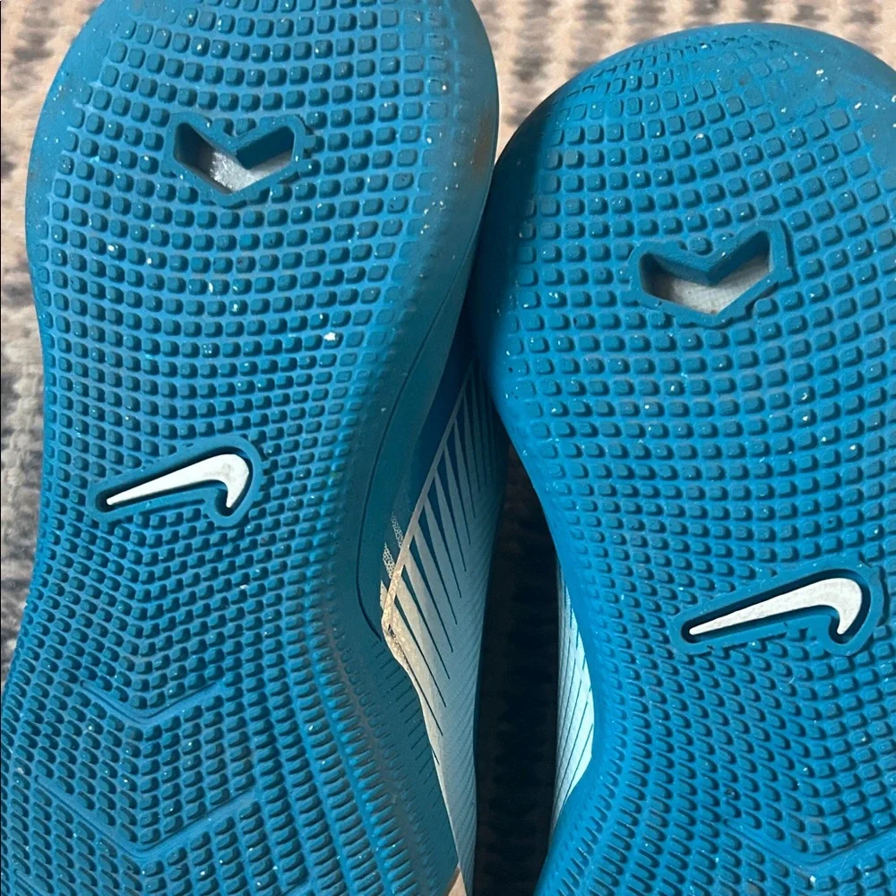 Nike Kids indoor soccer shoes - Picture 2 of 3